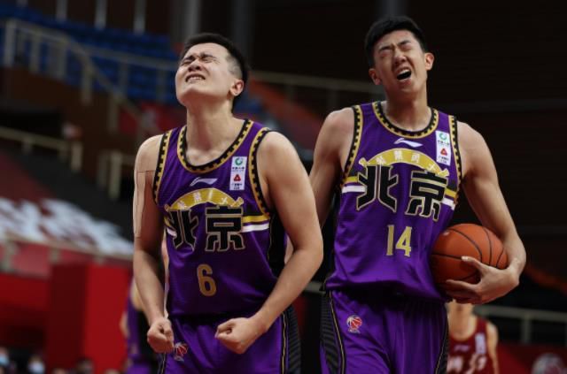 夫人在她20多岁的撕网袜